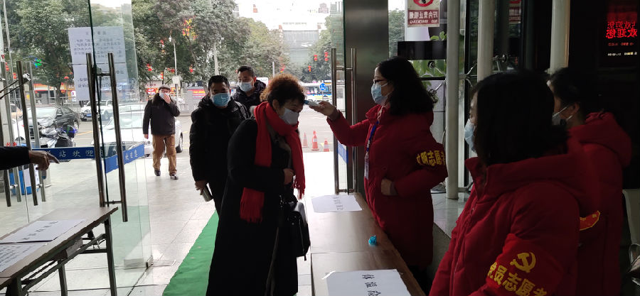 為進(jìn)站旅客測(cè)體 溫.jpg 032e5d2a5f37760707fe115abebb70df.jpg