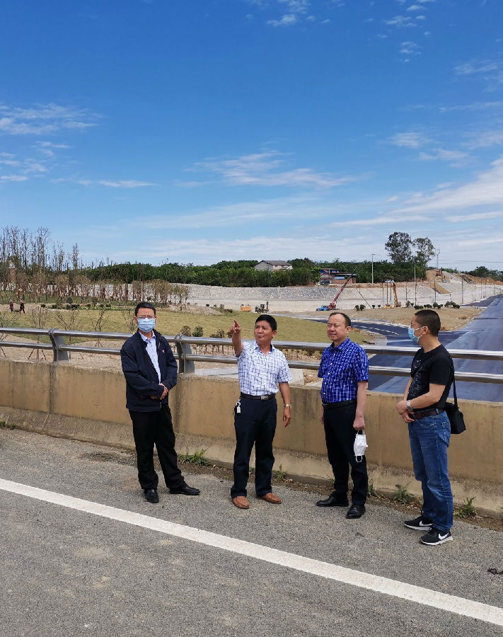 集團(tuán)黨委副書記 紀(jì)委書記田青春帶隊(duì)對(duì) 省道205線等重點(diǎn)項(xiàng)目進(jìn)行效能督察1.jpg 15d6262dd48ee19b42ac851c312fb208.jpg